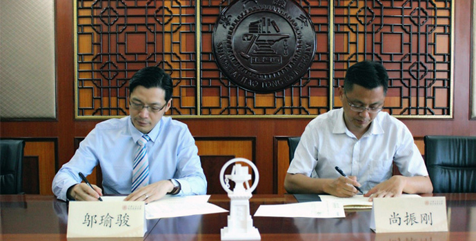 财金通教育科技总裁邬瑜骏博士与交大海外常务副院长尚振刚在框架协议书上签字